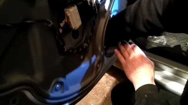 Как снять заменить стекло задней двери SKODA OCTAVIA A5 demontaz szyby drzwi tyl!