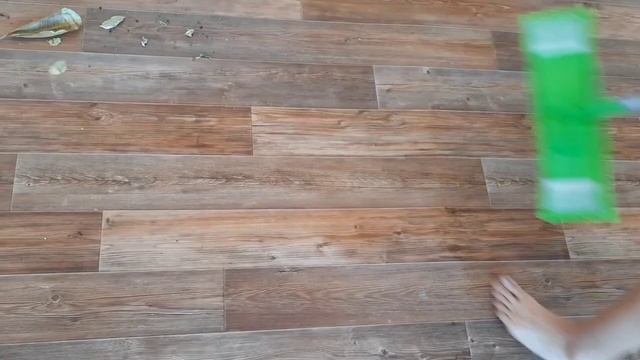 Шок школоло ходит босиком по школе во время работы