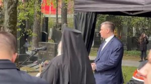 Родственники ия на могиле Владимира Жириновского