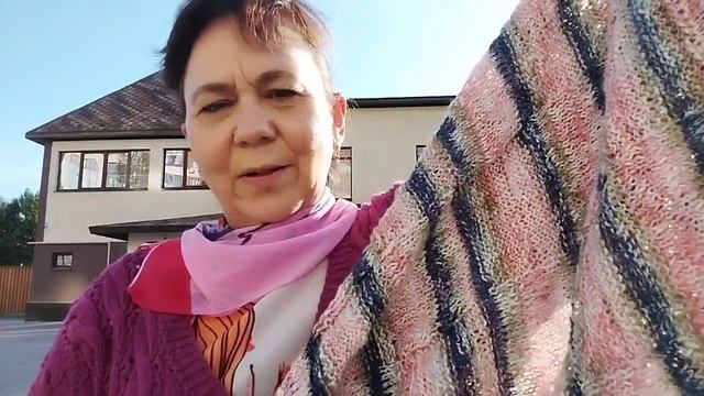 Мои вязальные будни.Люблю вязать на природе!Вяжу простой плед спицами из новой для меня пряжи LeChi