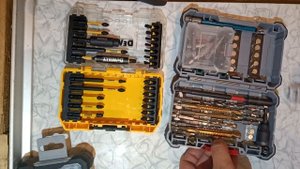 сравнение кейсов для оснастки DEWALT и Bosch и набор бит и насадок 25 шт FLEXTORQ DEWALT DT70744T-Q