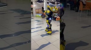 Бамблби играет с детками в танцевашки - повторяшки