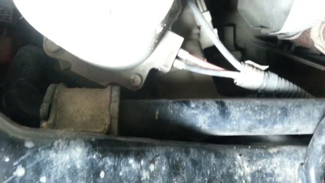 Mitsubishi Colt 2008 год 1,3 Замена передних солдатиков стабилизатора, резинок стабилизатора. смотреть онлайн