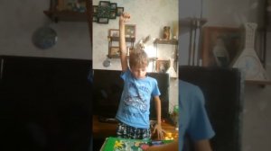 Встанем поёт ребенок 10 лет