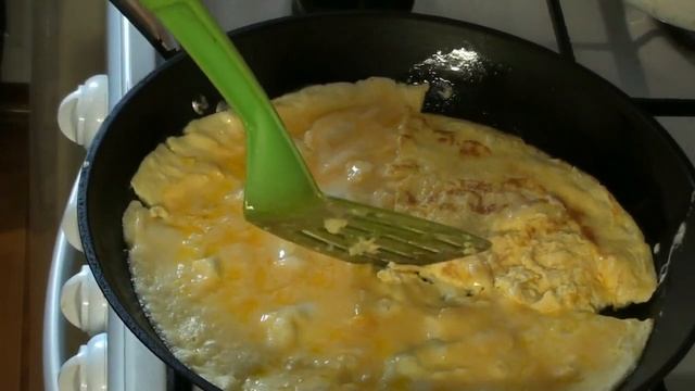 Мясной рулет с омлетом и сыром .