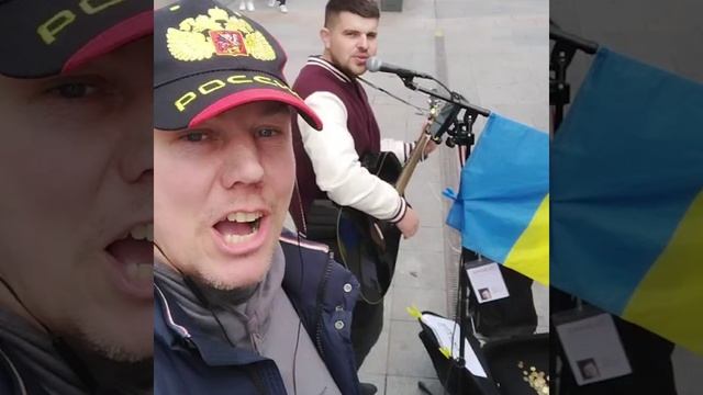 «Fuck Bandera»: ирландец в кепке с надписью «Россия» высказал украинцу, что о нём думает