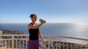 Поочередный подъем гантелей вперед обратным хватом