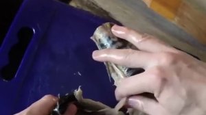 Снимаем кожу с копченой скумбрии