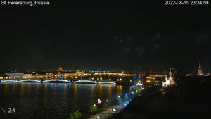 Фейерверк на Петровской набережной на фоне трёх мостов и блистательный ночного Санкт-Петербурга