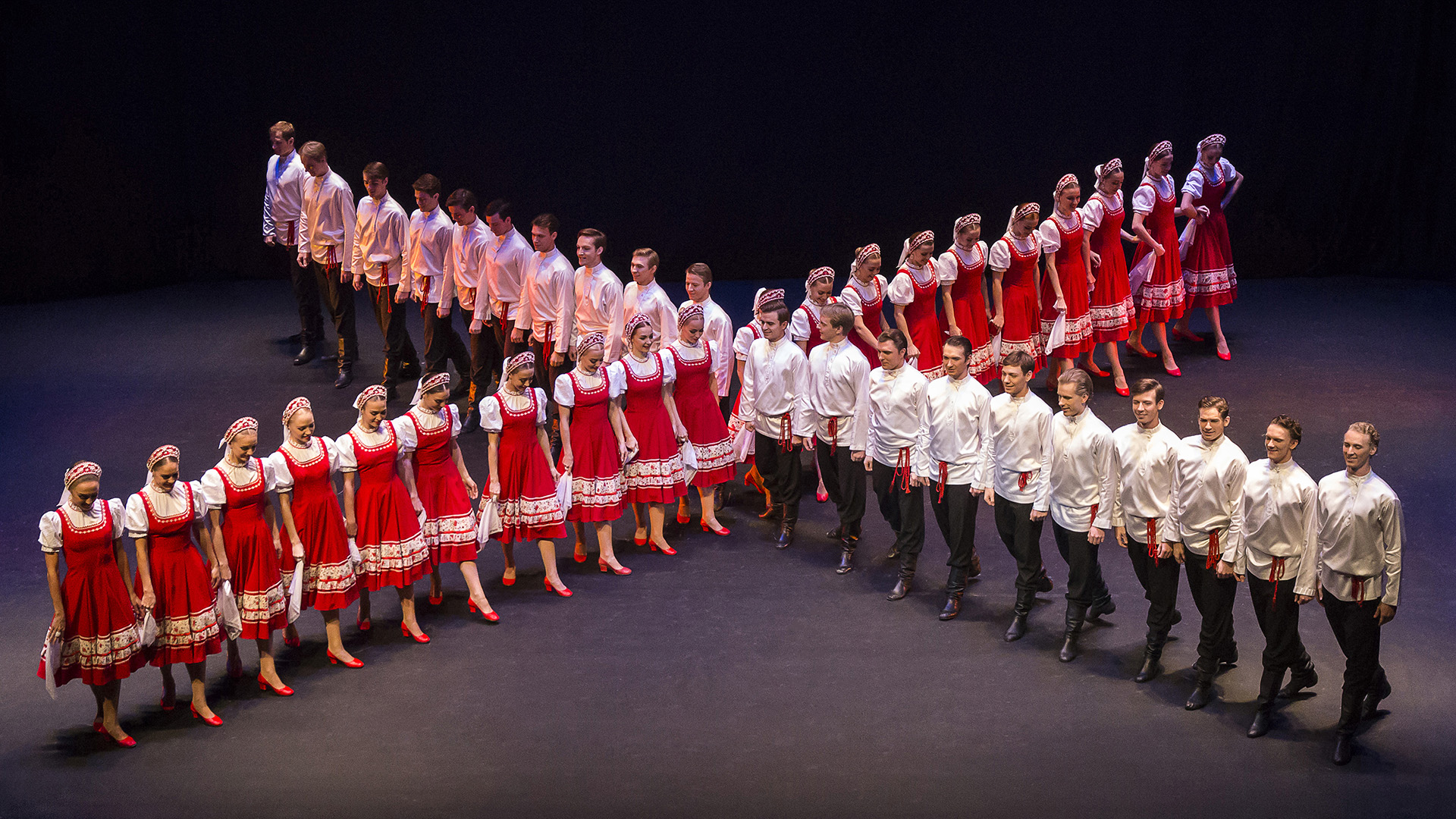 Русские народные танцы: танцовщицы в ярких национальных костюмах показывают потрясающие постановки с красивыми и сложными фигурами