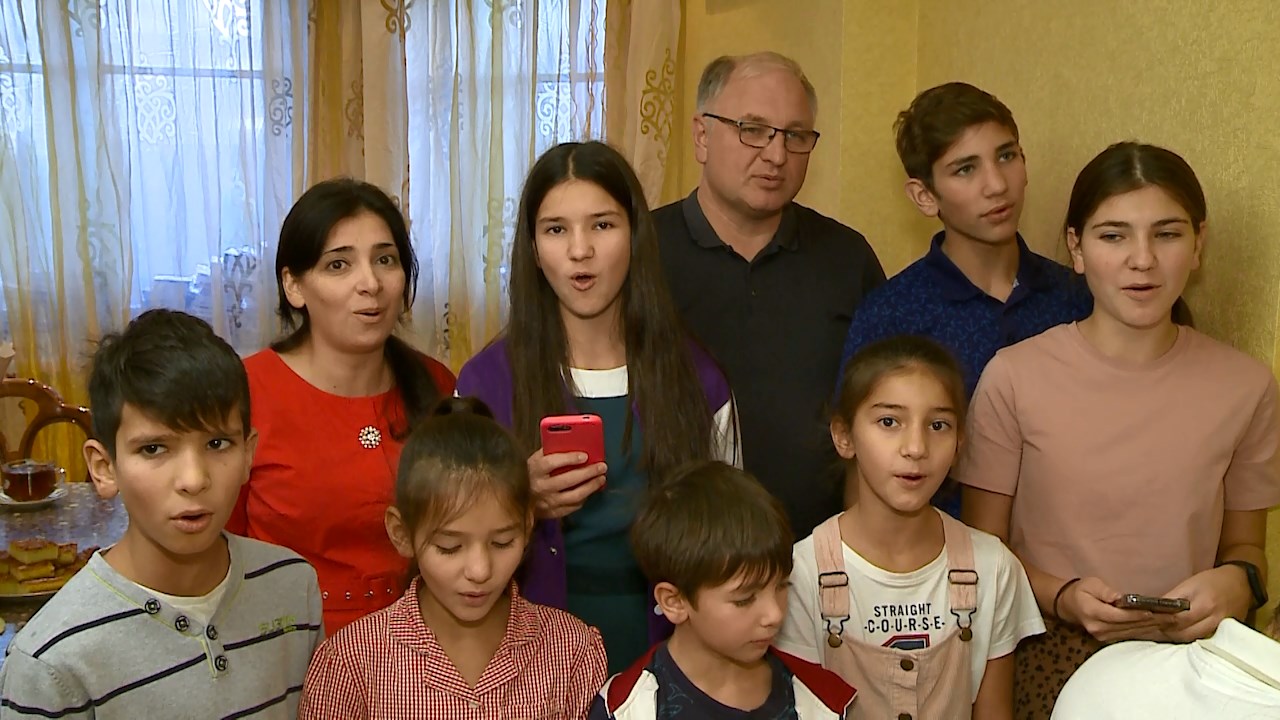 (12+) Многодетный отец Иван Ульянов из Мытищ: о семейных ценностях, традициях и любви смотреть онлайн