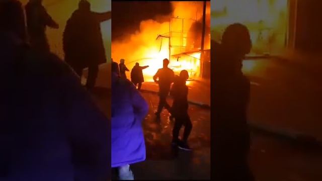 В Ростове-на-Дону сгорел крупнейший вещевой рынок «Темерник». Площадь пожара - до 4 тыс. кв.м. смотреть онлайн