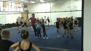 Малыши-1 танцуют)))