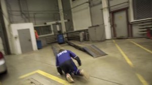 Танцующий шиномонтажник