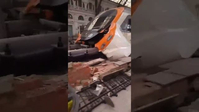 В Барселоне на Французском вокзале поезд врезался в тупик