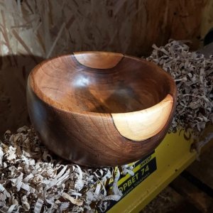 Миска из ореха со светлой сердцевиной на токарном станке