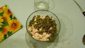 Куриный Салат с Яйцами, Огурцами и Зелёным Горошком
