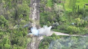 Уникальные кадры от врага_ Наш танк Т-80 попал в засаду военных ВСУ и вступил в бой. #Герой #Россия.