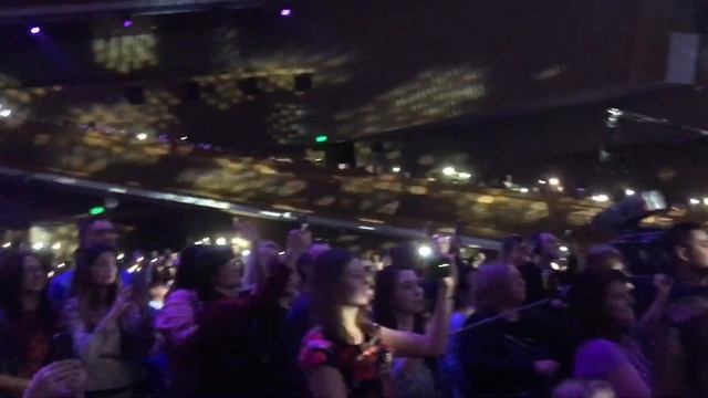 Наташа Королева Ласточка пели всем залом (самый трогательный отрывок с шоу Ягодка, 20.10.2018) смотреть онлайн