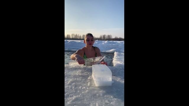 Закаливание организма  Зимнее купание #закаливаниехолоднойводой  #shorts.mp4