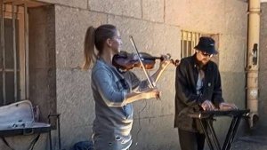 Услышать игру скрипки в живую .... легко ,на улице в Санкт-Петербурге