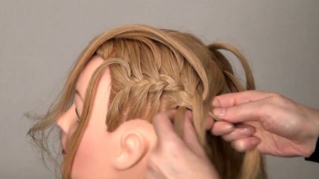 Прическа с плетением на длинные волосы. Braided hairstyle tutorial смотреть онлайн
