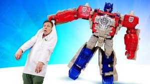 Роботы Трансформеры в больничке. Динобот напал на Мегаклинику! Оптимус Прайм малыш против Мегатрона