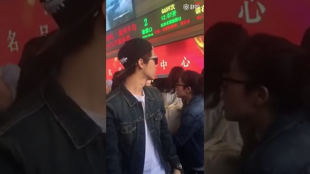 150907 LUHAN interact with Fans at Beijing West Railway Station