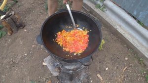 Фаршированные перцы в казане на костре.