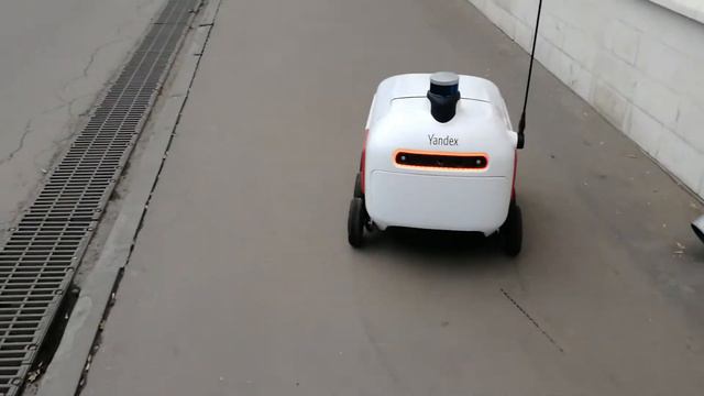 робот доставщик еды из яндекса. Москва, фрунзенская смотреть онлайн