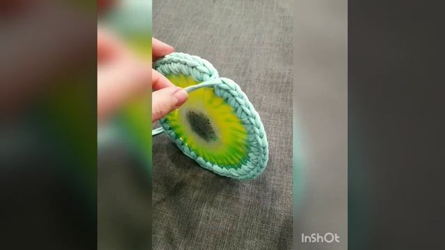 Корзинка из трикотажной пряжи с донышком из эпоксидной смолы.  Обвязка донышка.