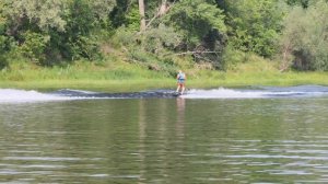 Огромная Скорость - за катером в прыжках на водной лыже.