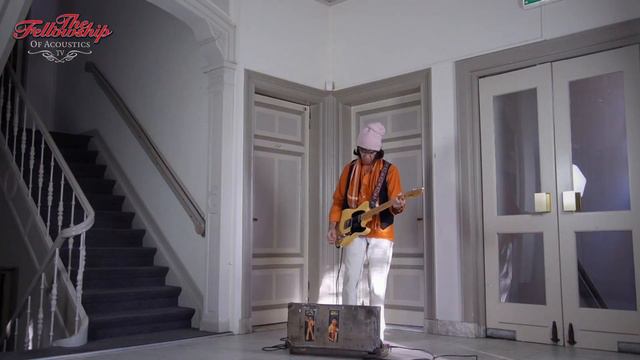 Fender Custom Shop '51 Relic Nocaster at The Fellowship of Acoustics (new building sneak peak!) смотреть онлайн