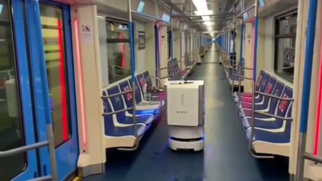 В Московском метро робот помогает дезинфицировать вагоны.