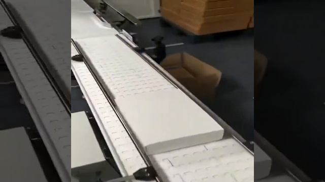 Автоматическое формирование картонных шоу боксов с укладкой в них Роботами батончиков- мюсли смотреть онлайн