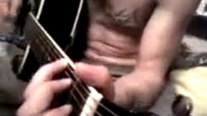 парень красиво спел под гитару