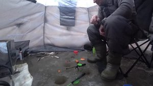 Зимняя Рыбалка в Палатке с Печкой!Сел отдельно от всех и Половил!Рыба Стащила Удочку!