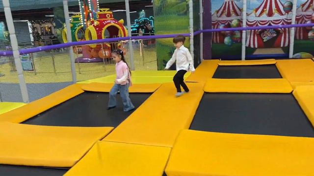 Сулейман с сестричкой Асей играют на площадке #дети #детскаяплощадка #игры #детство