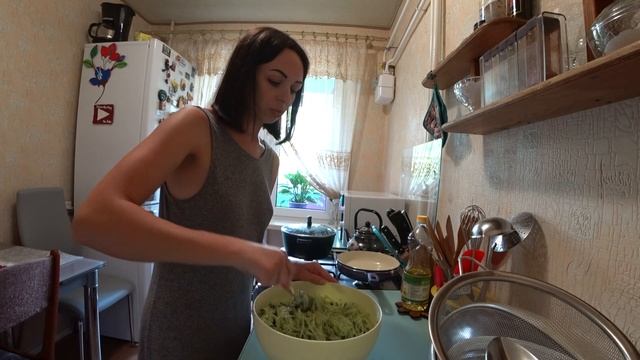 Готовлю оладьи из кабачков.