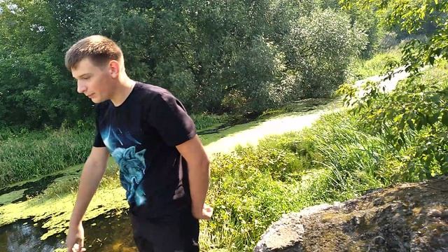 Потрясающие место старинная плотина на реке Вохна