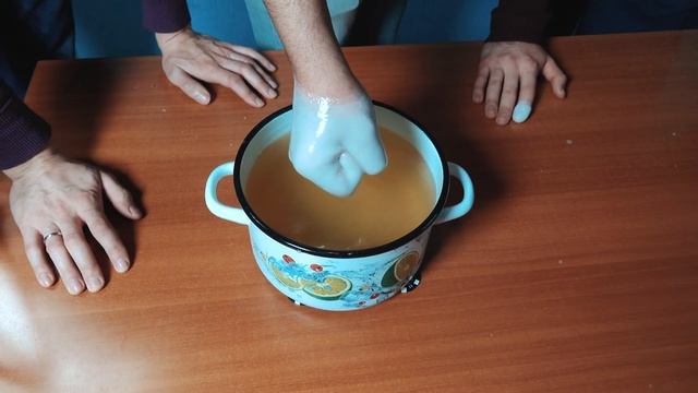 100 СЛОЕВ ВОСКА НА РУКЕ ПРОТИВ Coca Cola SLOW MOTION смотреть онлайн