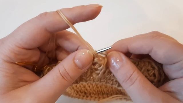 Шапка "Жгуты из пышной резинки" спицами. Новая версия видео. смотреть онлайн