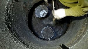 черная глина в колодце .это страшно . в ней кольца встают за день .