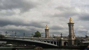 Что находится под мостом Александра III Paris?