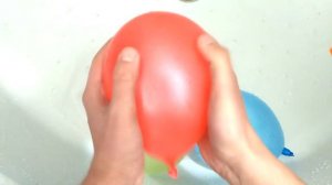 Шарики с водой Учим цвета Развивающее видео Поем песню Семья пальчиков  Лопаем Воздушные шары