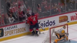 Овечкин ЖЕСТКО ВПЕЧАТАЛ В БОРТ шведа Петтерссона – БУМ! (9.11.2022)