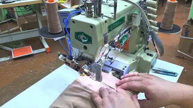 Притачивание резинки к чулку на плоскошовной машине. смотреть онлайн