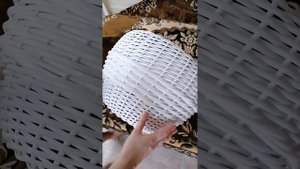 Закрываем хвостики на кашпо из ротанга.