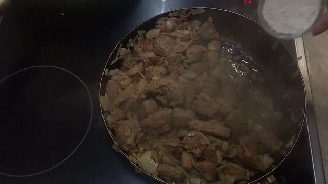 Печень в сметанном  соусе. Ужин за 30 мин. Быстро и просто.