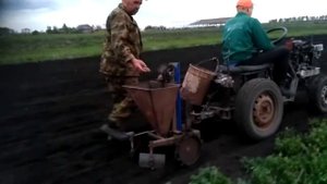 Посадка картофеля самодельной сажалкой на самодельном минитракторе